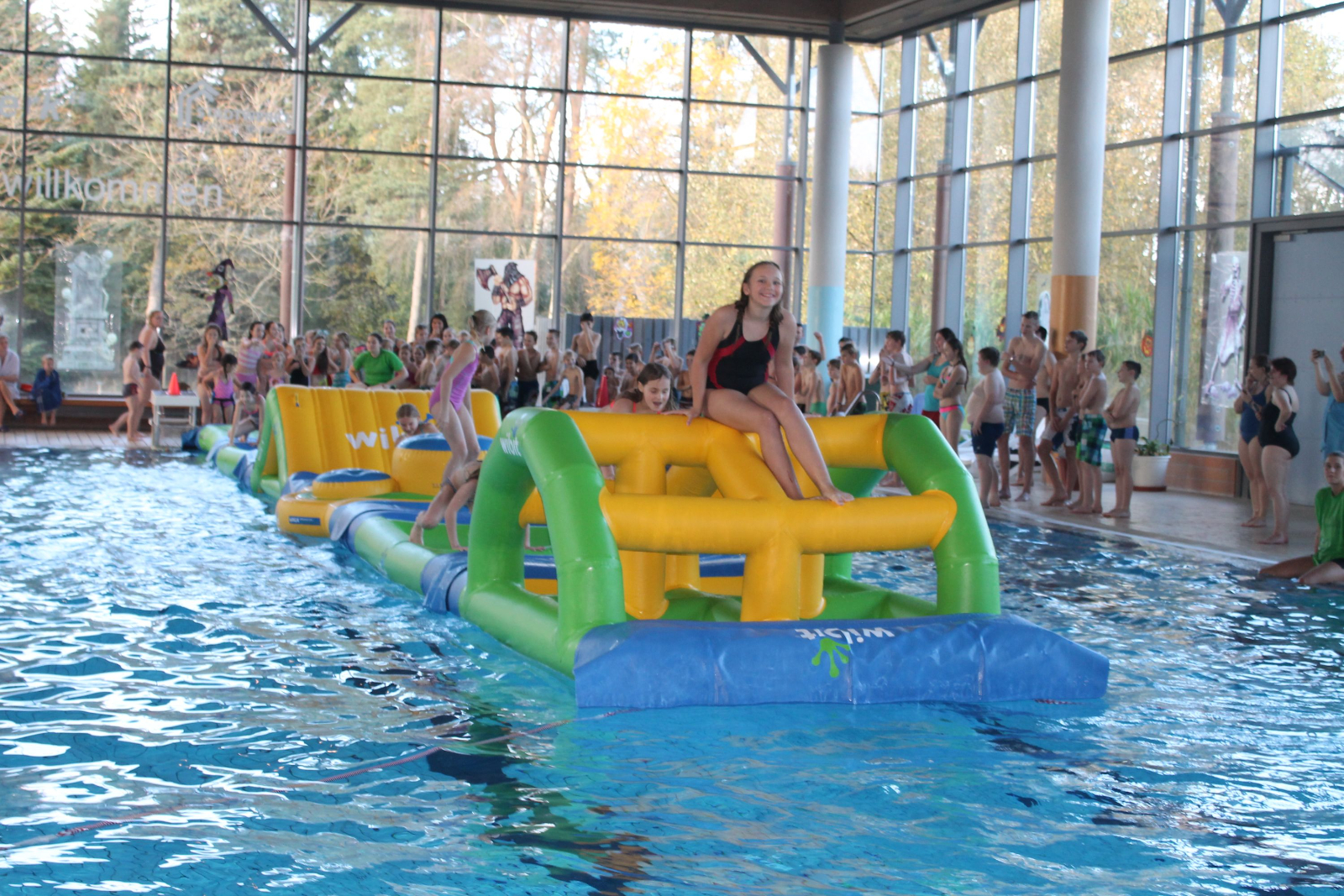 Wasserspektakel für die ganze Familie: Große Pool-Party zum Geburtstag