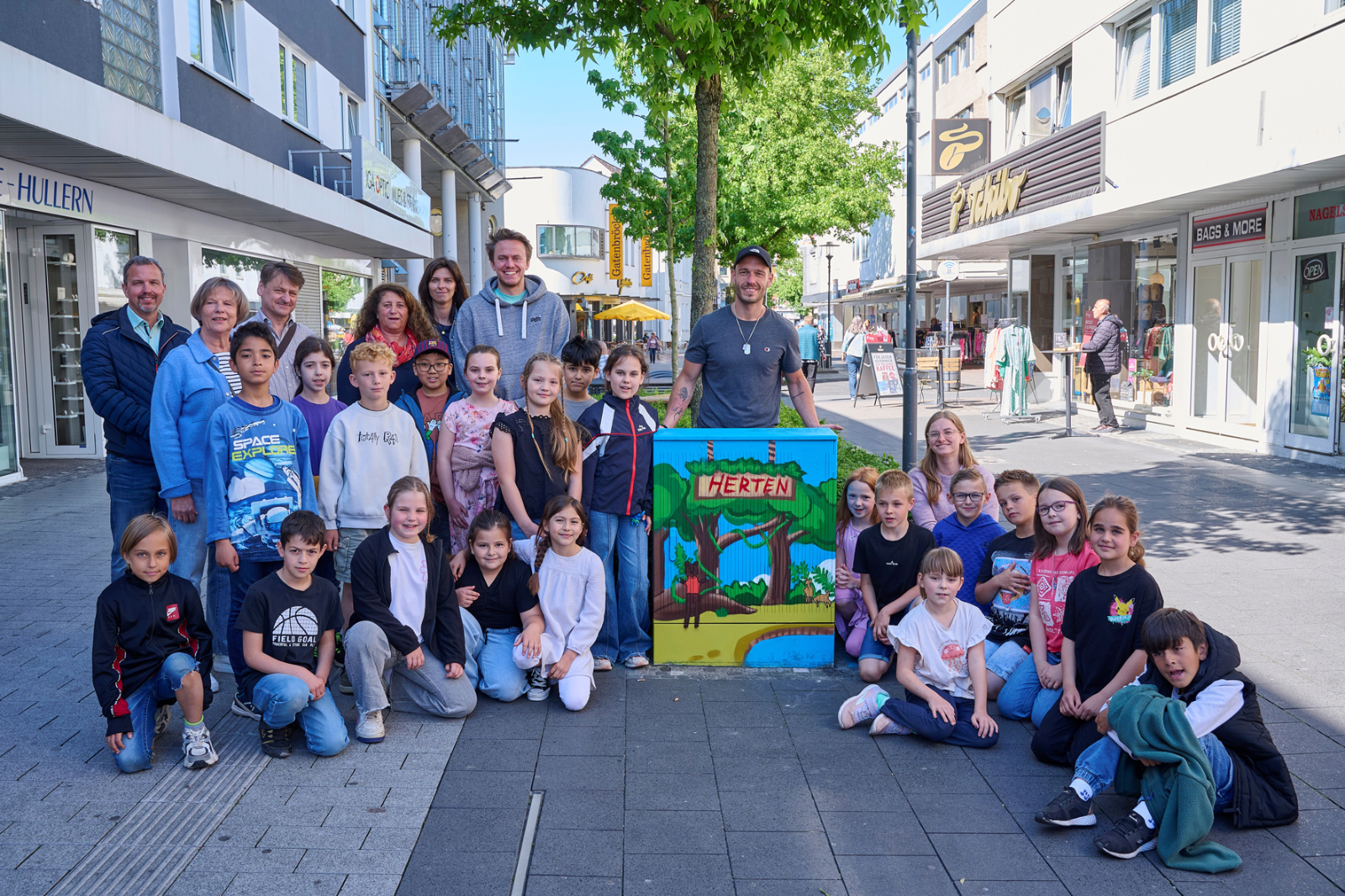 Kinderkunst macht Kästen bunt