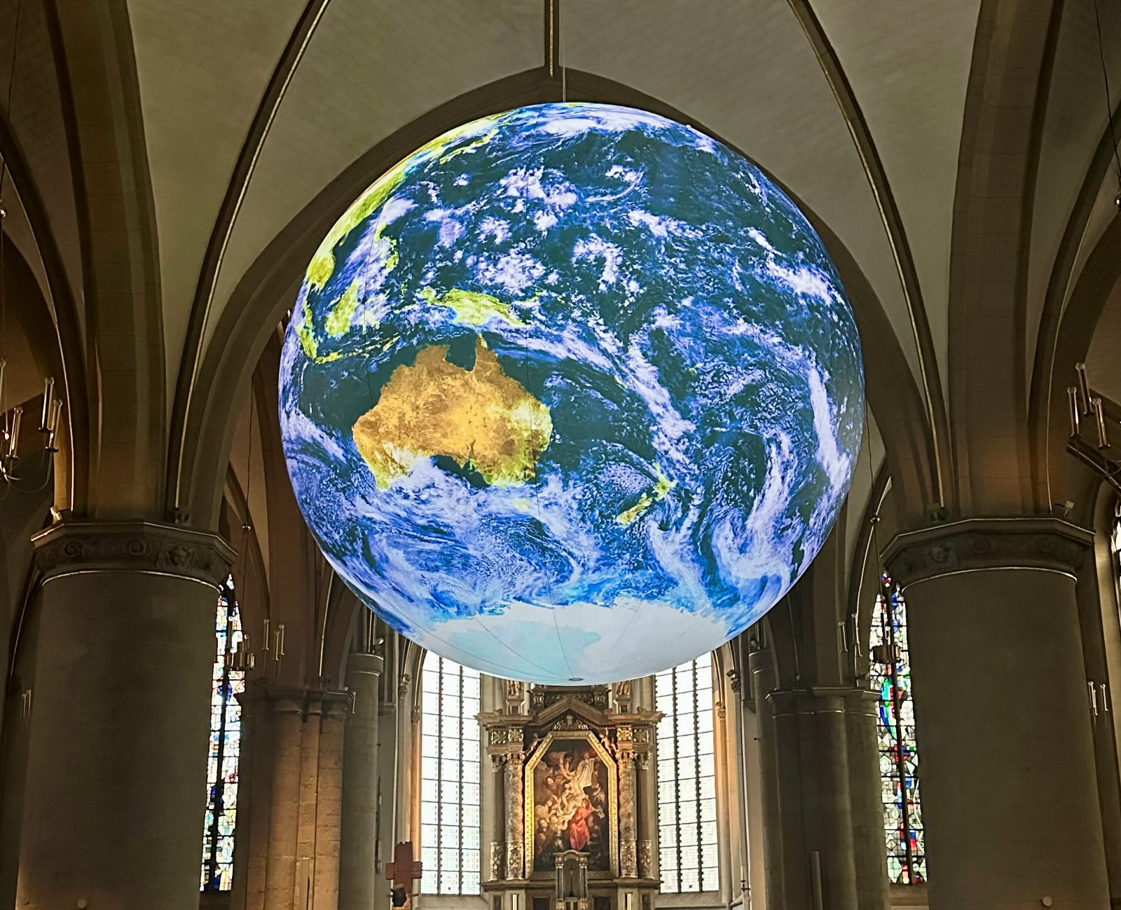 RE leuchtet: XXL-Weltkugel schwebt unter dem Gewölbe der Propsteikirche St. Peter