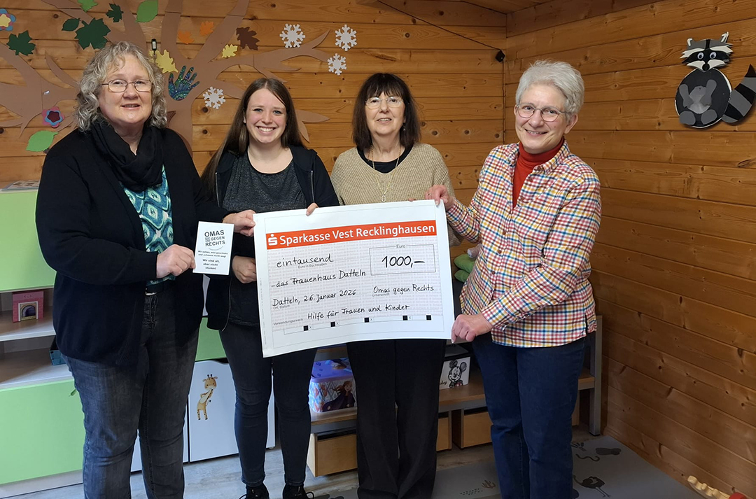 Omas gegen Rechts spenden fürs Frauenhaus