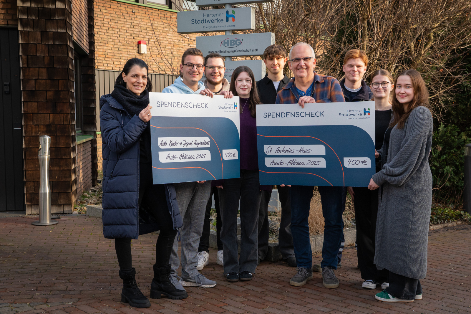 Stadtwerke-Azubis spenden 800 Euro für den guten Zweck