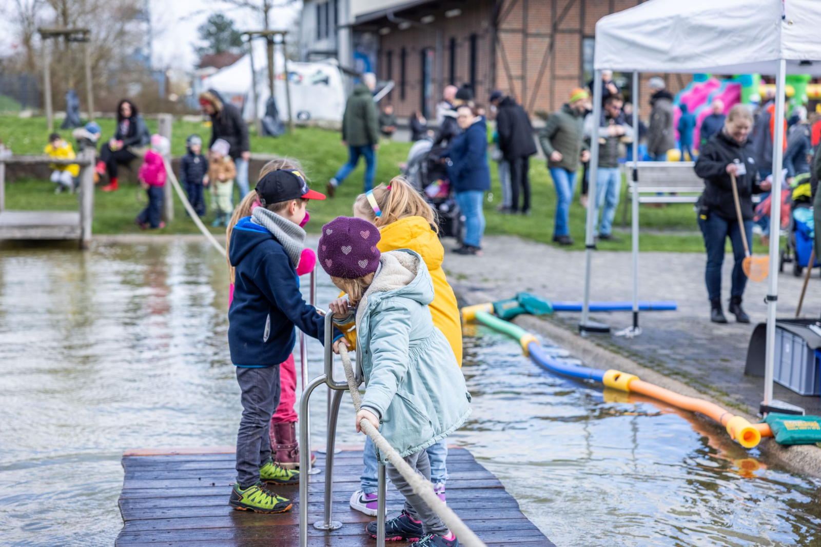 Spielplatzfest und "Leinen Los!"