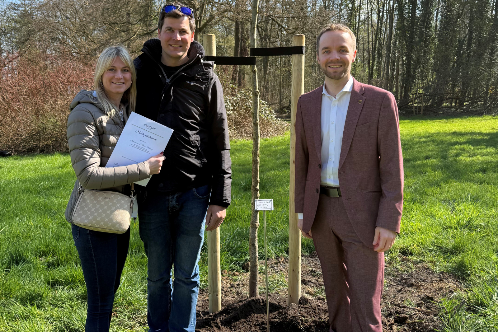 Fünf Paare pflanzen Bäume auf der Waltroper Hochzeitsallee