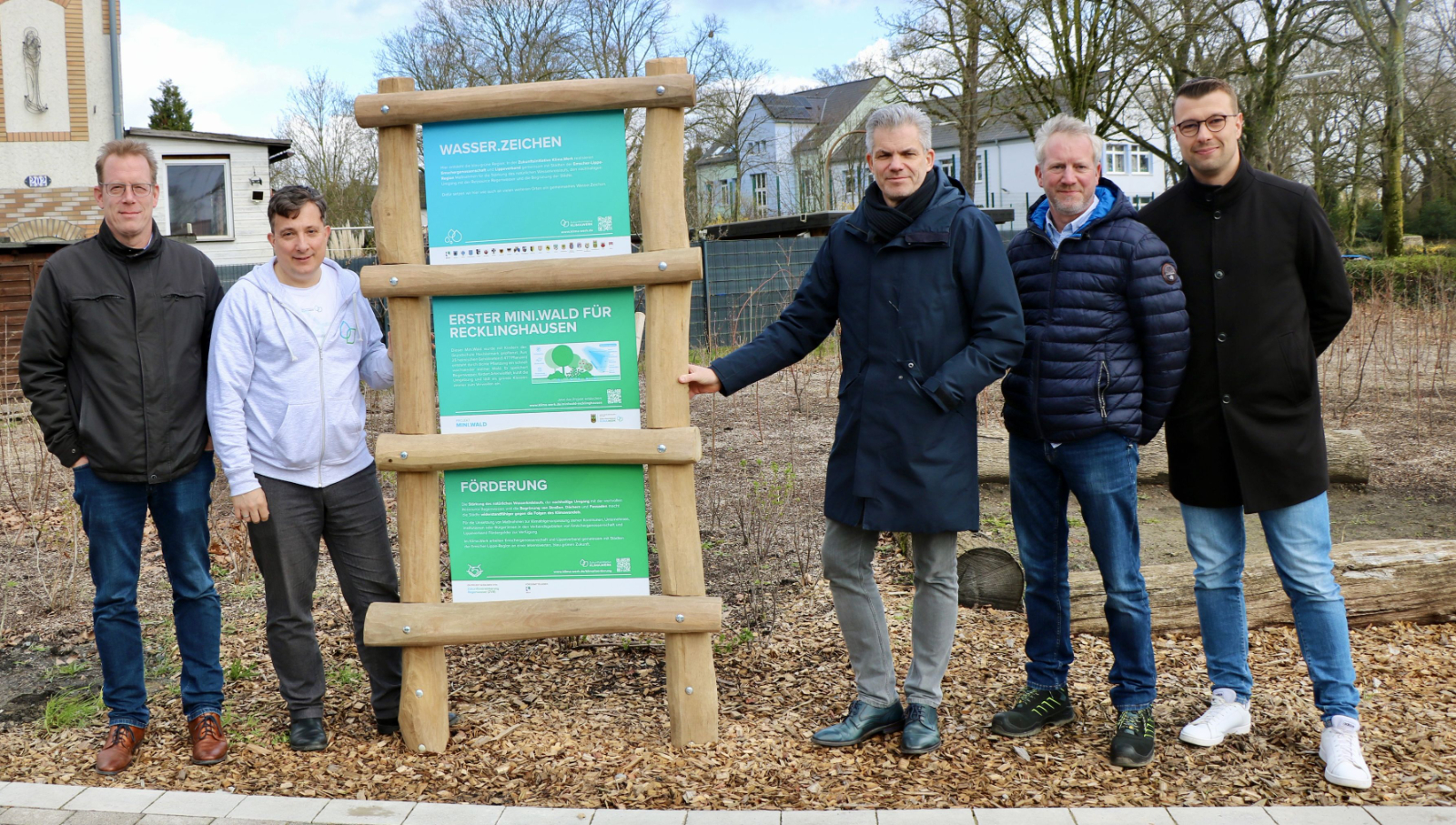 Wald im Mini-Format mit Wasser.Zeichen prämiert