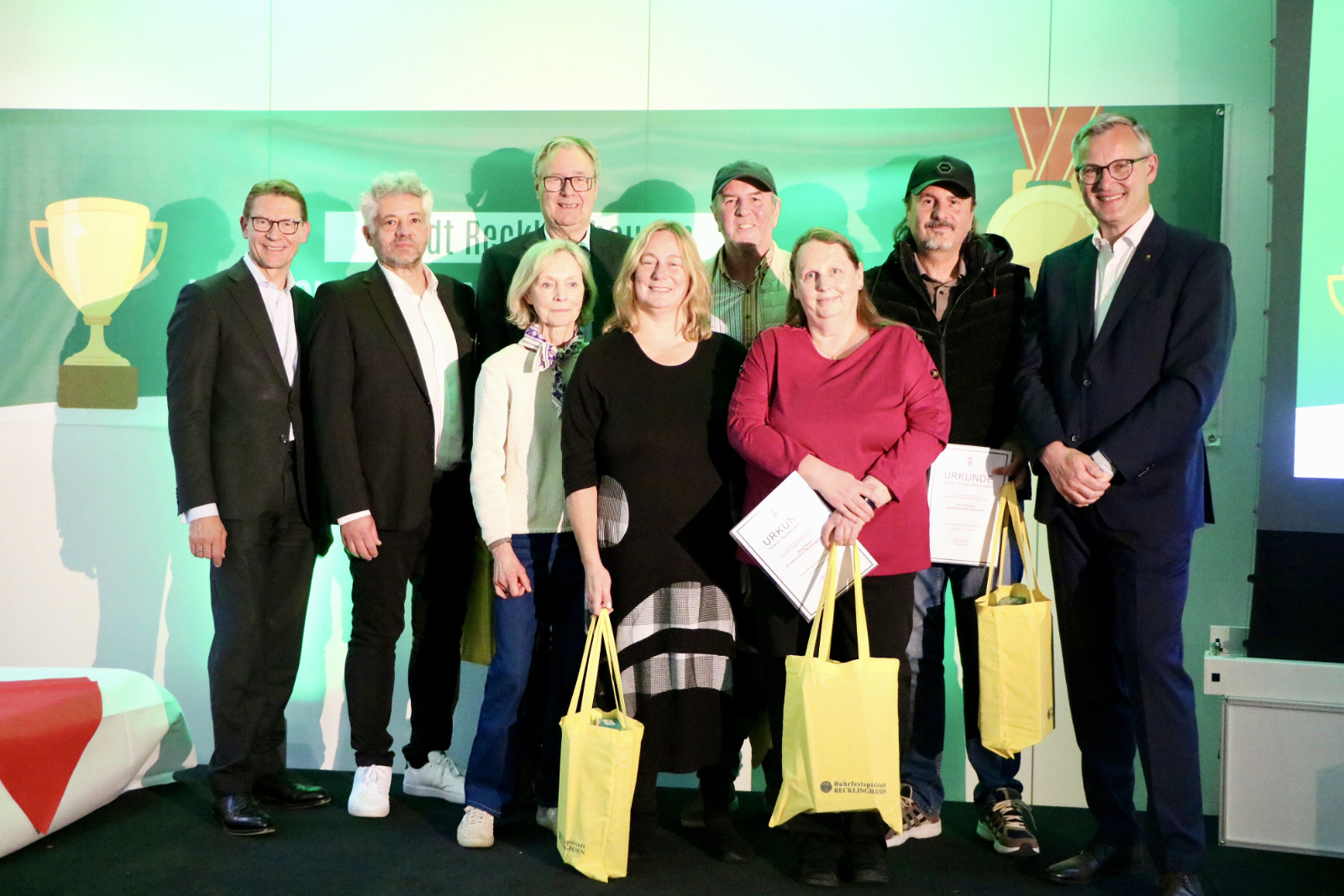 Bürgermeister Tschersich zeichnet in der Sparkasse erfolgreiche Sportler*innen aus