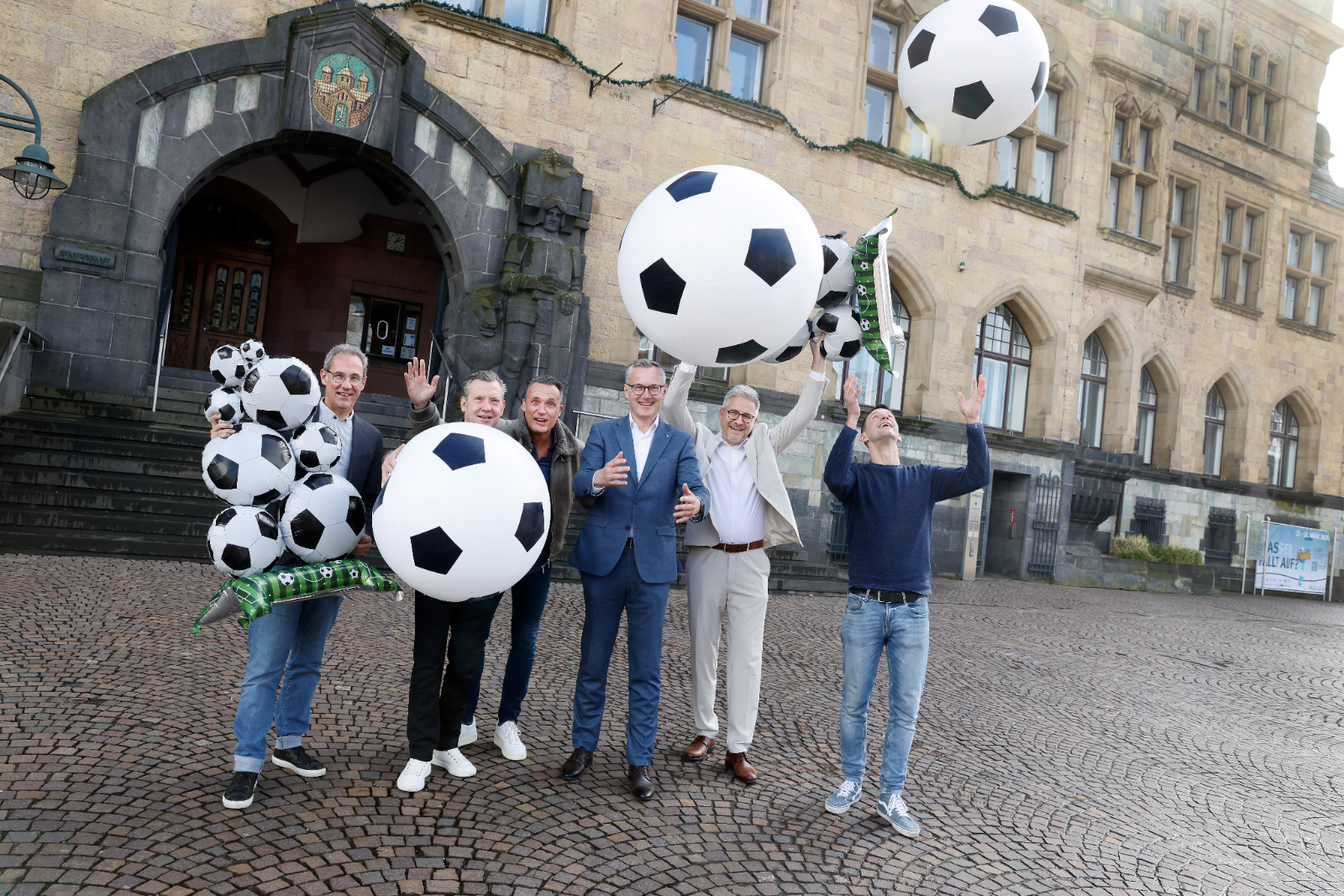 „KIA-Arena“ auf dem Rathausplatz: Public Viewing zur Fußball-WM 2026