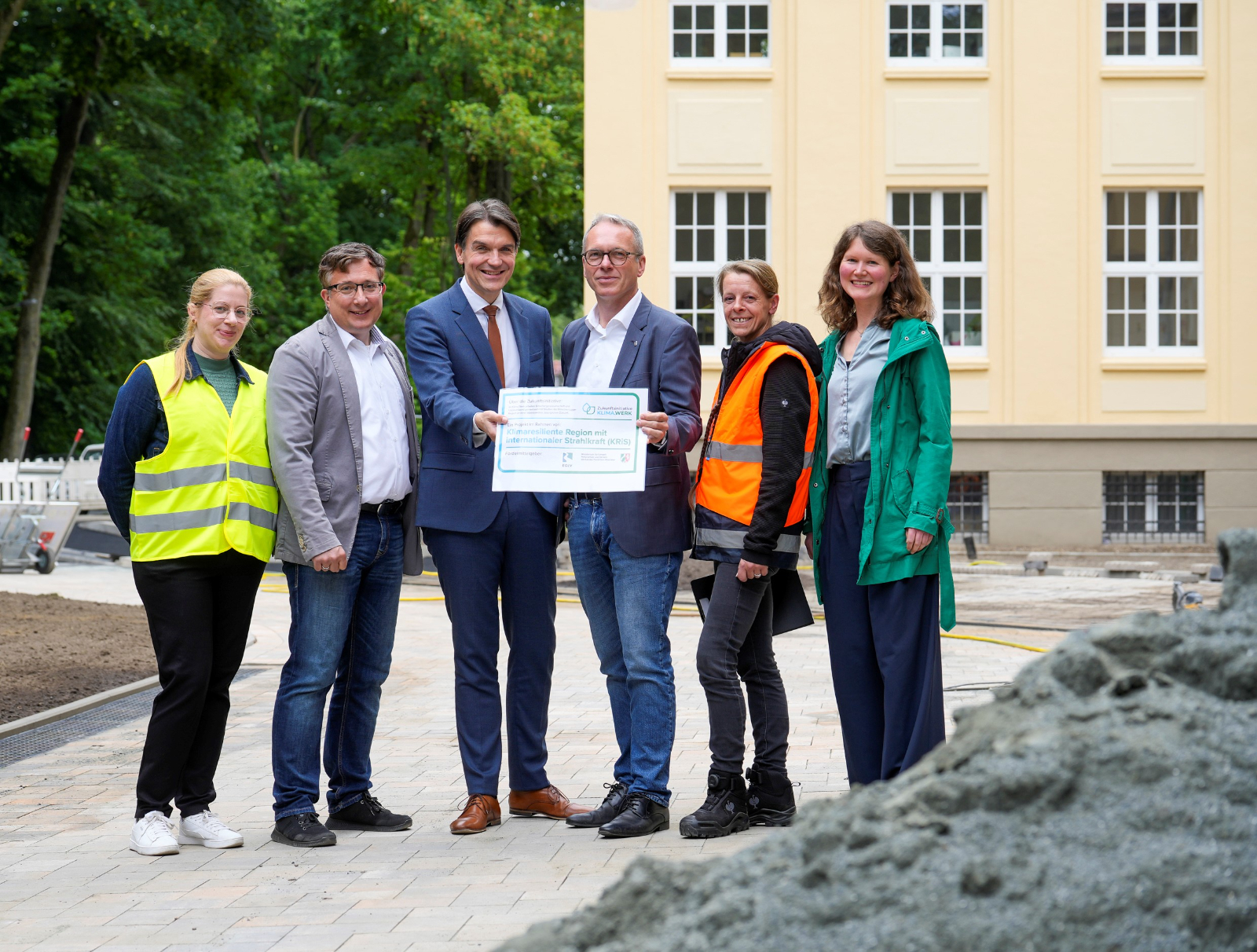 Neue Grünfläche und entsiegelter Parkplatz am Rathaus