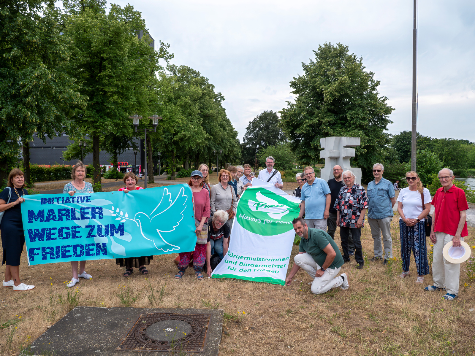 Flaggenhissen für den Frieden und gegen Atomwaffen