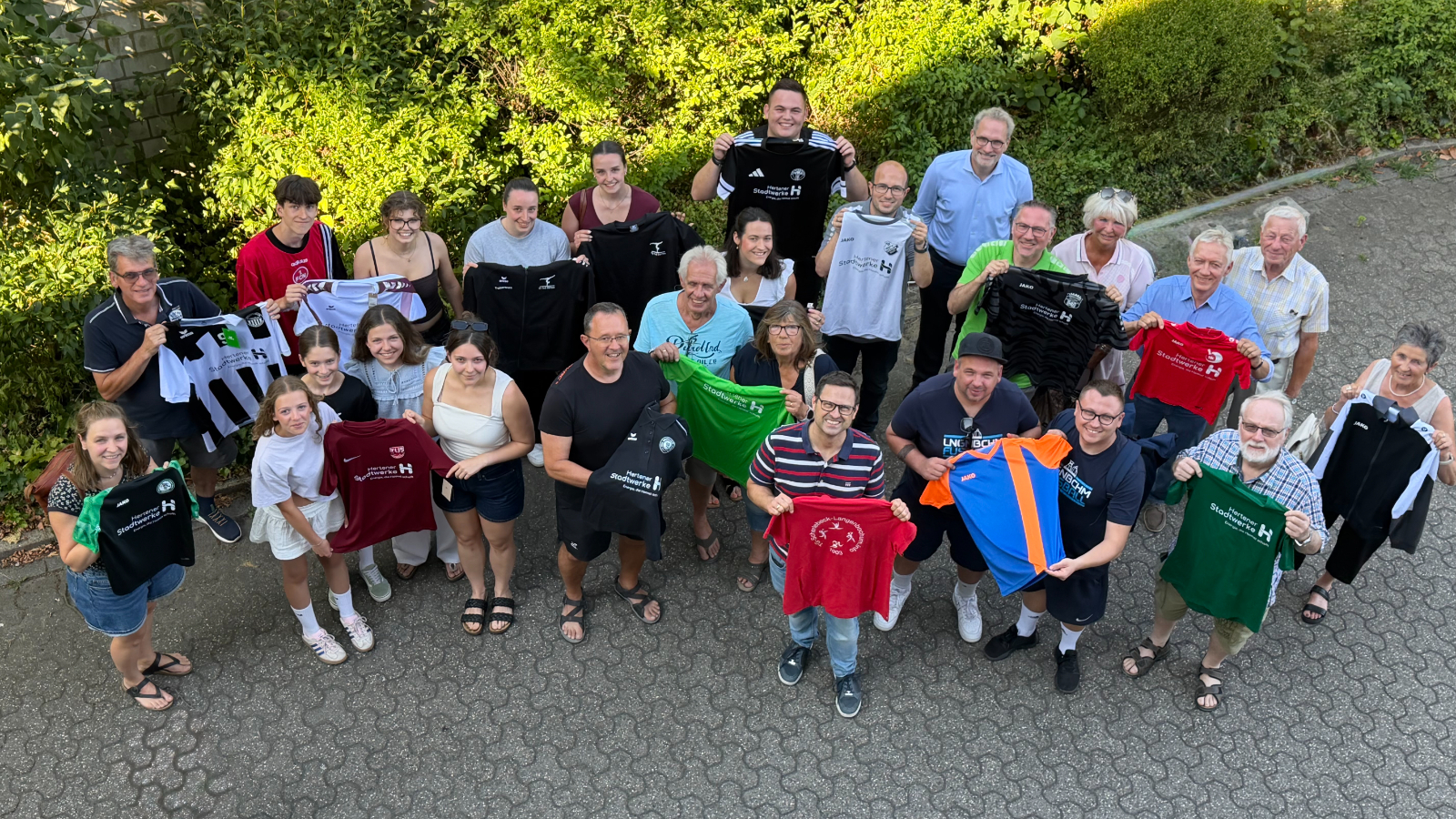 Neue Trikots für Hertener Sportvereine