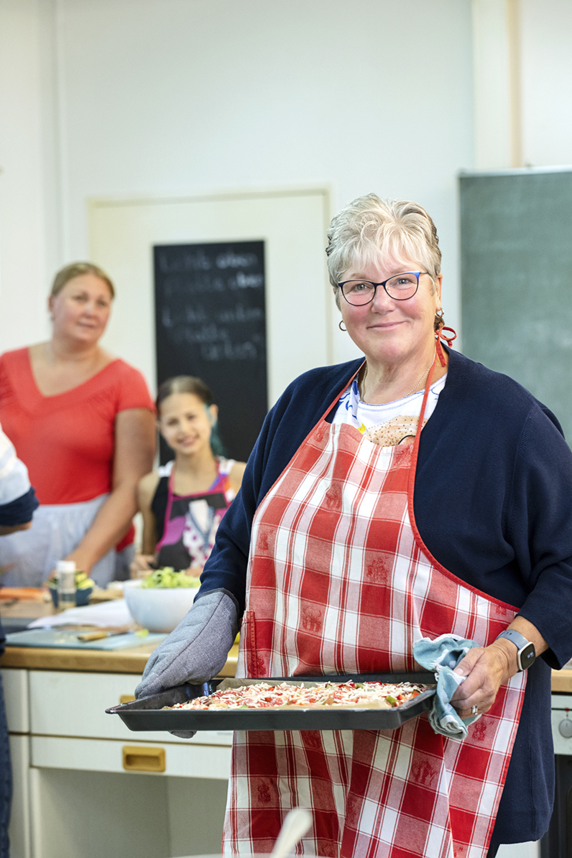 Monika Reuter zeigt bei der VHS Oer- 
Erkenschwick 
so manchen Küchentrick. und zaubert gemeinsam leckere Gerichte.