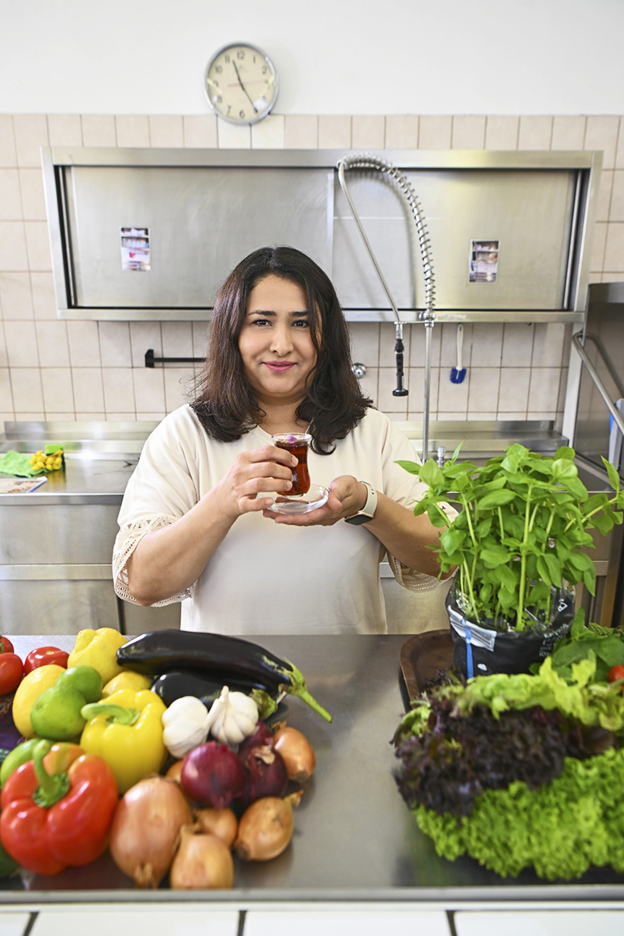 Azadeh Alami (l.) lehrt bei der VHS Castrop-Rauxel die persiche Küche. Bei ihr gibt es nicht nur kulinarisches Wissen, sondern auch kulturelles.
