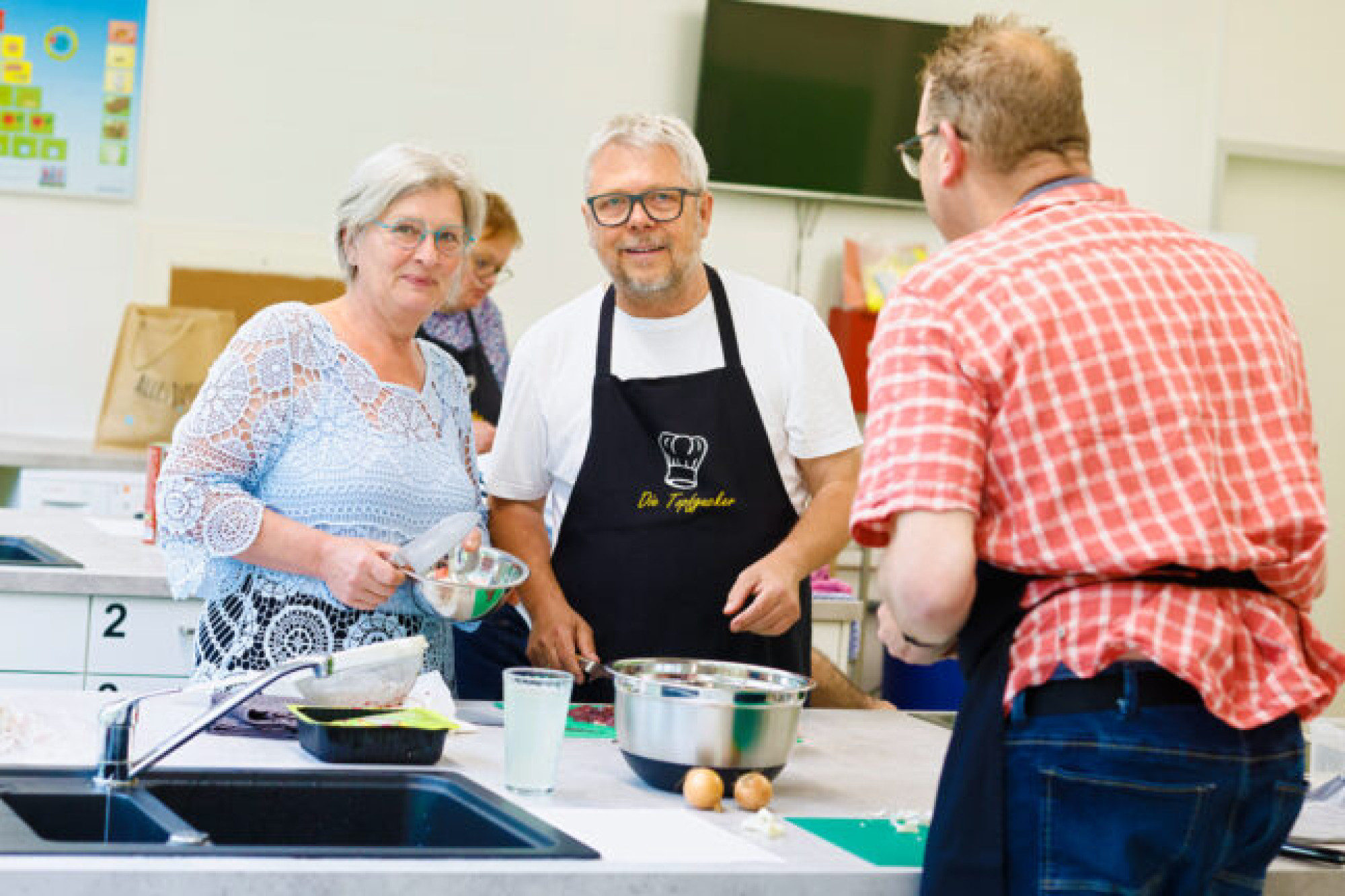 Gabriele Siegel (l.) gibt Kochkurse bei der VHS Datteln. Mitspracherecht beim Kochen ist ihr wichtig.