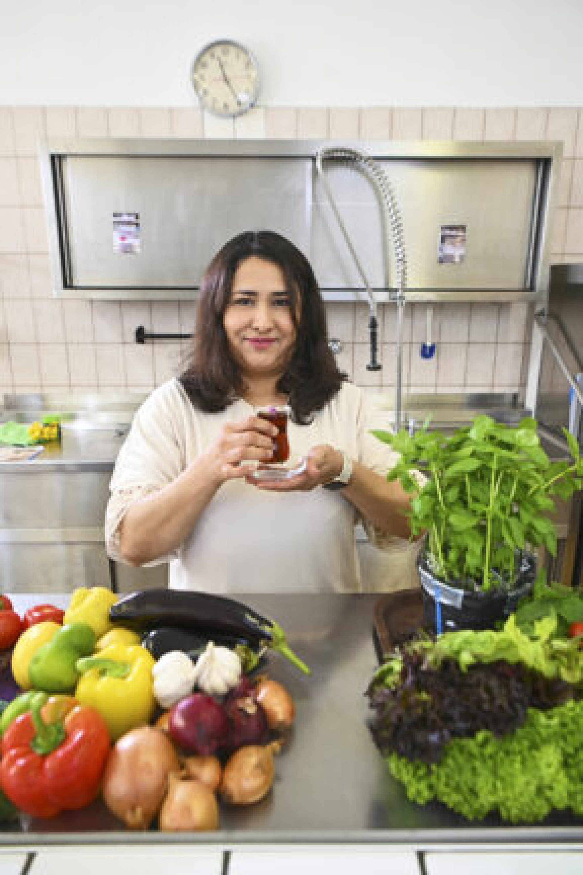 Azadeh Alami (l.) lehrt bei der VHS Castrop-Rauxel die persiche Küche. Bei ihr gibt es nicht nur kulinarisches Wissen, sondern auch kulturelles.